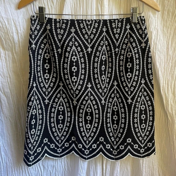 LOFT Black White Embroidered Scalloped Shift Mini Skirt, 0, Like NEW - Picture 7 of 7
